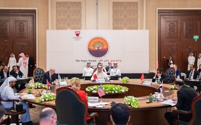 La sous-secrétaire bahreïni aux Affaires internationales,  Sheikh Abdullah bin Ahmed Al Khalifa, au centre, dirige une réunion du Comité-directeur du Forum du Negev à Manama, à Bahreïn, le 27 juin 2022. (Crédit : Ministère des Affaires étrangères de Bahreïn)