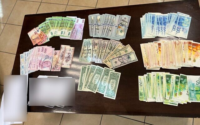 L'argent saisi au domicile d'un suspect lors d'une enquête de police sur l'extorsion présumée d'un homme d'affaires, le 7 août 2023. (Crédit : Police israélienne)