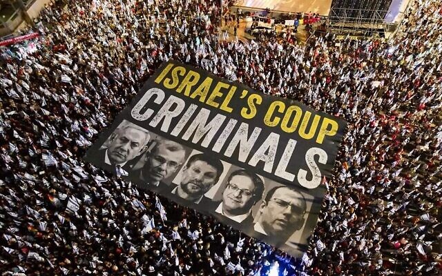 Des manifestants rassemblés contre les projets de refonte judiciaire du gouvernement, à Tel Aviv, le 12 août 2023. (Crédit : Gitaï Palti)