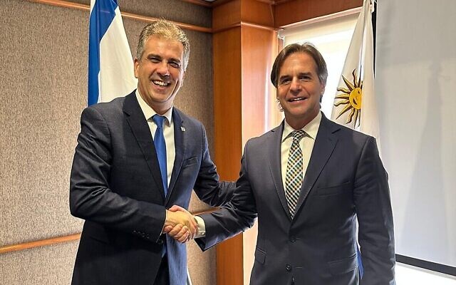 Le ministre des Affaires étrangères Eli Cohen rencontre le président uruguayen Luis Lacalle Pou (à droite) à Montevideo, le 16 août 2023. (Crédit : Ministère des Affaires étrangères)