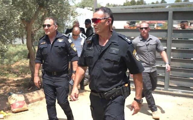 Le chef de la police israélienne Kobi Shabtaï, à gauche, lors d'une opération de police, à Lod, le 17 août 2023. (Crédit : Police israélienne)