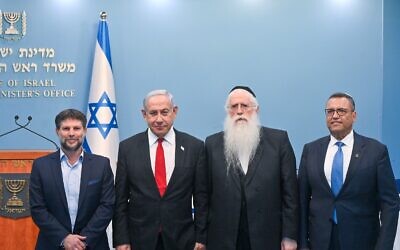 De gauche à droite : Le ministre des Finances Bezalel Smotrich, le Premier ministre Benjamin Netanyahu, le ministre des Affaires de Jérusalem Meïr Porush et le maire de Jérusalem Moshe Lion lors d'une annonce, à Jérusalem, le 20 août 2023. (Crédit : Kobi Gideon/GPO)