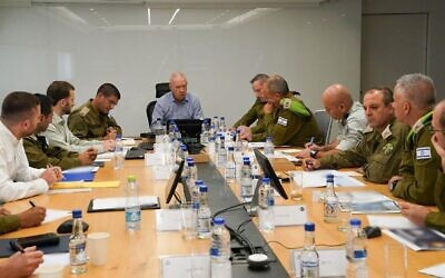 Le ministre de la Défense Yoav Gallant rencontrant des officiers supérieurs à la base du Commandement du Centre de l'armée israélienne, à Jérusalem, le 23 août 2023. (Crédit : Ariel Hermoni/Ministère de la Défense)