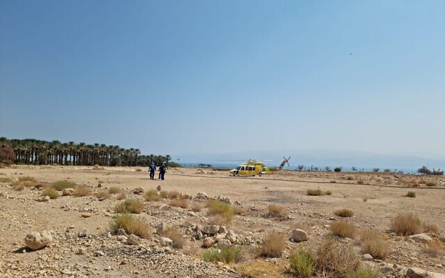 Un hélicoptère du service de secours du Magen David Adom sur les lieux d'un éboulement près de la mer Morte, le 24 août 2023. (Crédit : Magen David Adom)
