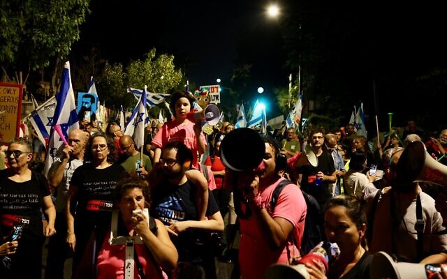 Des manifestants anti-gouvernement, à Jérusalem, le 26 août 2023. (Crédit : Gitaï Palti)