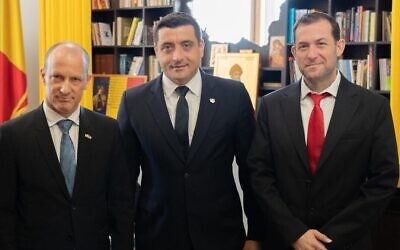 De gauche à droite : l'ambassadeur d'Israël en Roumanie Reuven Azar, le chef du parti AUR George Simion et le chef du Conseil régional de Samarie Yossi Dagan se rencontrant au Parlement roumain, à Bucarest, le 28 août 2023. (Crédit : AUR)