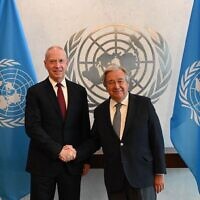 Le ministre de la Défense Yoav Gallant, à gauche, rencontrant le secrétaire général des Nations Unies, Antonio Guterres, au siège des Nations Unies, à New York, le 29 août 2023. (Crédit : Secrétaire général des Nations Unies Antonio Guterres)