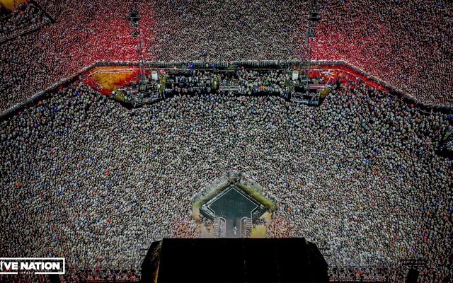 Une foule estimée à 62 000 personnes lors du concert d'Imagine Dragons, au parc HaYarkon, à Tel Aviv, le 29 août 2023. (Crédit : Omri Silver)