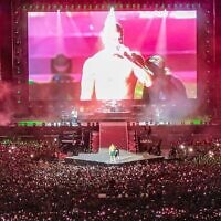 Une foule estimée à 62 000 personnes lors du concert d'Imagine Dragons au parc HaYarkon, à Tel Aviv, le 29 août 2023. (Crédit : Alon Levin)