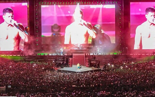 Une foule estimée à 62 000 personnes lors du concert d'Imagine Dragons au parc HaYarkon, à Tel Aviv, le 29 août 2023. (Crédit : Alon Levin)