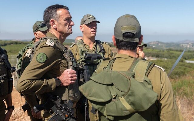 Le chef d'état-major de l'armée israélienne, Herzi Halevi, visite la frontière nord le 2 août 2023. (Crédit : armée israélienne)
