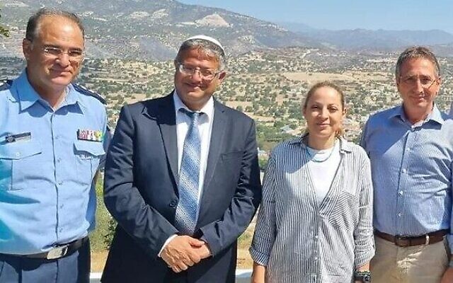 Le ministre de la Sécurité nationale, Itamar Ben Gvir, deuxième à gauche, la ministre de la Justice, Anna Koukkides-Procopiou, deuxième à droite, et des responsables chypriotes, à Limasol, à Chypre, le 8 août 2023. (Crédit : Ministère de la Sécurité nationale)