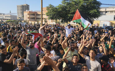 Des manifestants palestiniens scandant des slogans lors d'une manifestation contre le Hamas, selon eux responsable des coupures d'électricité chroniques et des conditions de vie difficiles, lors d'un rassemblement dans les rues de Khan Younis, dans le sud de la Bande de Gaza, le 30 juillet 2023. (Crédit : AP Photo)