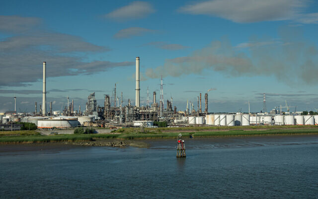 La raffinerie de pétrole Exxon Mobil et réservoirs de stockage, à Anvers, en Belgique, le 10 juillet 2022. (Crédit : ClaudineVM, iStock/Getty Images)