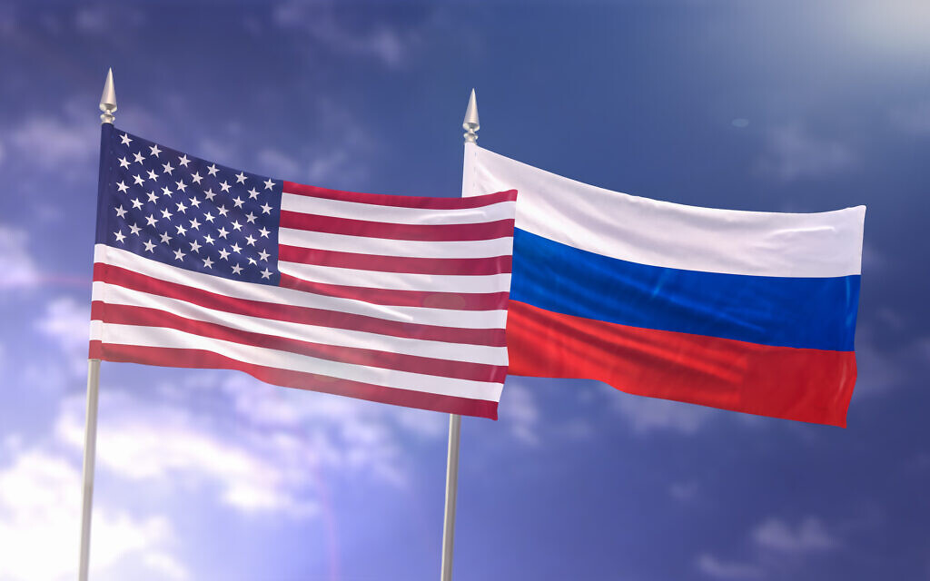 Les drapeaux américain et russe. (Crédit : iStock)