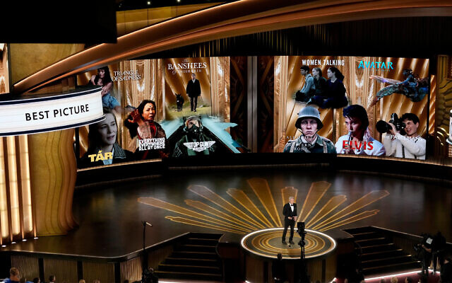 Harrison Ford présentant le prix du meilleur film aux Oscars, au Dolby Theatre de Los Angeles, le 12 mars 2023. (Crédit : Chris Pizzello/AP)