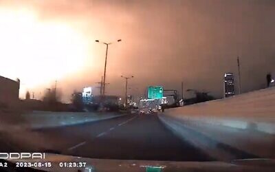 Capture d'écran d'une vidéo d'une forte explosion vue depuis le tableau de bord d'un véhicule à Ramat Hasharon aux premières heures du 15 août 2023. (Crédit : Daniel Amram sur Telegram ; utilisée conformément à l'article 27a de la loi sur les droits d'auteur)