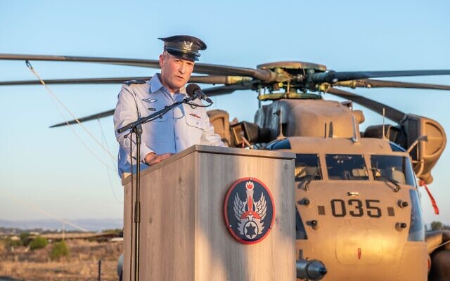 Le chef de l'armée de l'air israélienne, le général Tomer Bar, s'exprimant sur la base aérienne de Tel Nof, le 6 août 2023. (Crédit : Armée de l'air israélienne)