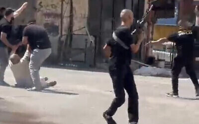 Des Palestiniens armés affrontent les forces de l'ordre de l'AP à Tulkarem, en Cisjordanie, le 30 août 2023. (Capture d'écran : X)