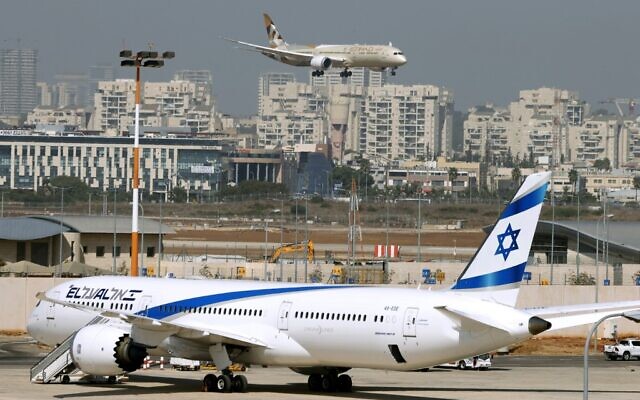 Illustration : Un avion d'El Al atterrissant, à l'aéroport israélien Ben Gurion près de Tel Aviv, le 20 octobre 2020. (Crédit : Jack Guez/AFP)