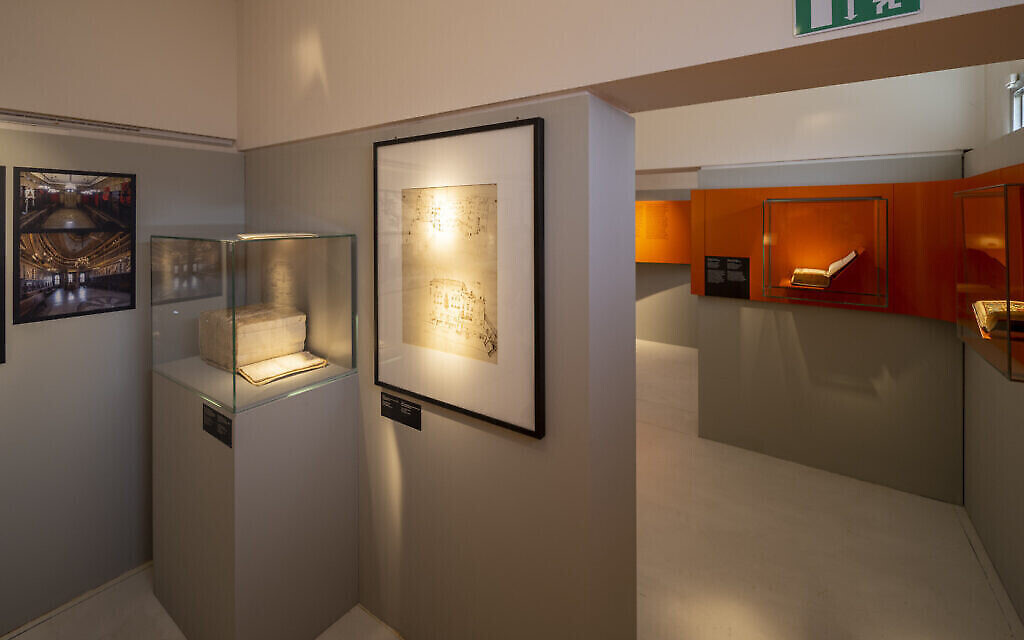 L'exposition « Maisons de Vie : Synagogues et cimetières en Italie » au Musée national du judaïsme italien et de la Shoah, en 2023. (Avec l'aimable autorisation de Luca Gavagna)