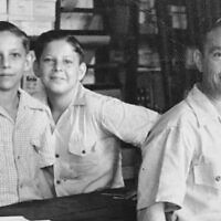 Juan Bradman, au centre, avec son frère Saloman et leur père Julio, dans le magasin de chaussures de leur famille, à Matanzas, à Cuba, en 1949. (Crédit : Miriam Bradman Abrahams via JTA)