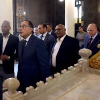 Le Premier ministre égyptien Mostafa Madbouly (au centre) assiste à l'inauguration de la synagogue Ben Ezra récemment restaurée au Caire, en Égypte, le 31 août 2023. (Crédit : Cabinet égyptien)