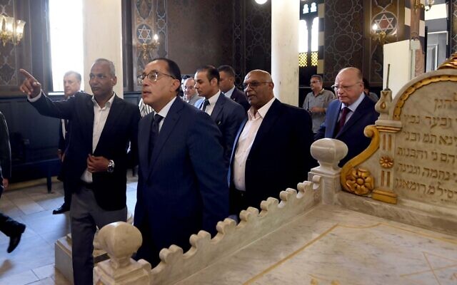 Le Premier ministre égyptien Mostafa Madbouly (au centre) assiste à l'inauguration de la synagogue Ben Ezra récemment restaurée au Caire, en Égypte, le 31 août 2023. (Crédit : Cabinet égyptien)