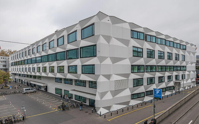 Le bâtiment principal de l'université de Lucerne, en Suisse. (Crédit: A. Savin/Wikimedia Commons via JTA)