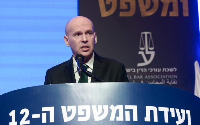 Le procureur général Amit Aisman lors de la conférence annuelle de l'Association du barreau israélien, à Tel Aviv, le 4 septembre 2023. (Crédit : Avshalom Sassoni/Flash90)