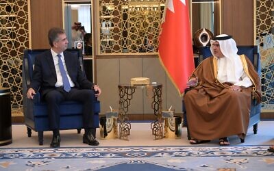Le ministre des Affaires étrangères Eli Cohen (à gauche) rencontre le prince héritier de Bahreïn Salman Al Khalifa au palais Gudaibiya de Manama, le 4 septembre 2023 (Crédit : Shlomi Amsalem/GPO)