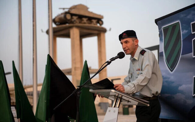 Le général de brigade Hisham Ibrahim parle lors d'une cérémonie de passation de pouvoir alors qu'il entre dans le rôle de chef du corps blindé, le 10 août 2022. (Crédit : Armée israélienne)