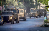 Jeeps de l'armée israélienne alors que l'armée commence une opération dans la ville de Jénine en Cisjordanie, le 3 juillet 2023 (Crédit : Nasser Ishtayeh/Flash90)