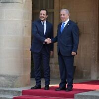 Le président chypriote Nikos Christodoulides, à gauche, salue le premier ministre Benjamin Netanyahu à Nicosie, à Chypre, le 3 septembre 2023. (Crédit : Amos Ben Gershom/ GPO)