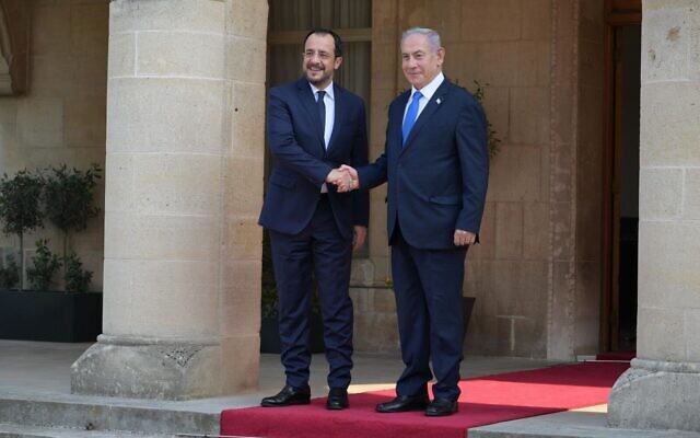 Le président chypriote Nikos Christodoulides, à gauche, salue le premier ministre Benjamin Netanyahu à Nicosie, à Chypre, le 3 septembre 2023. (Crédit : Amos Ben Gershom/ GPO)