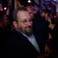 L'ancien premier ministre Ehud Barak participe à une manifestation contre la réforme judiciaire prévue par le gouvernement, le 25 février 2023. (Crédit : Tomer Neuberg/Flash90)