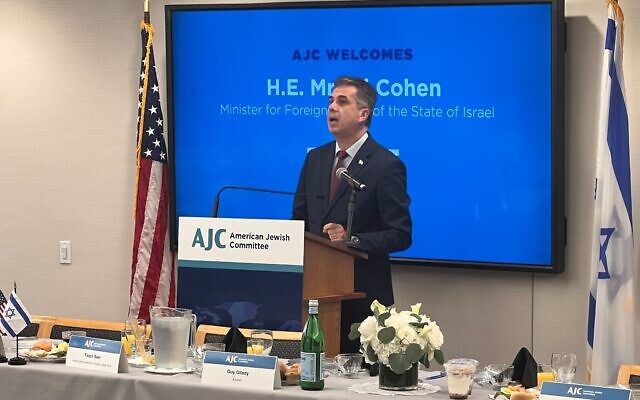 Le ministre des Affaires étrangères Eli Cohen s'adresse à un petit-déjeuner de l'AJC à New York le 21 septembre 2023 (Crédit : Lazar Berman/Times of Israel)