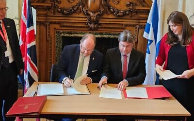 Le ministre israélien de l'Innovation, des Sciences et de la Technologie Ofir Akunis, à droite, et son homologue britannique George Freeman signent un accord de collaboration dans les domaines de la science, de l'innovation et de la technologie, le 20 septembre 2023. (Autorisation)