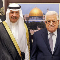 Cette photo fournie par le bureau de presse de l'Autorité palestinienne (PPO) montre le président de l'AP Mahmoud Abbas (R) recevant les lettres de créance de l'ambassadeur d'Arabie saoudite en Palestine Nayef al-Sudairi, au bureau de l'ambassadeur dans la ville de Ramallah en Cisjordanie, le 26 septembre 2023. (Thaer Ghanayem/PPO/AFP)