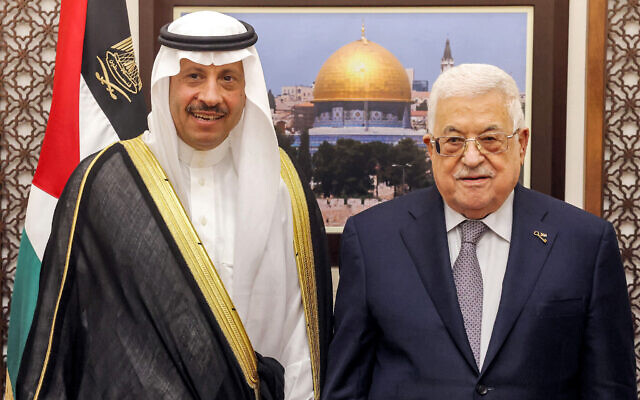 Cette photo fournie par le bureau de presse de l'Autorité palestinienne (PPO) montre le président de l'AP Mahmoud Abbas (R) recevant les lettres de créance de l'ambassadeur d'Arabie saoudite en Palestine Nayef al-Sudairi, au bureau de l'ambassadeur dans la ville de Ramallah en Cisjordanie, le 26 septembre 2023. (Thaer Ghanayem/PPO/AFP)
