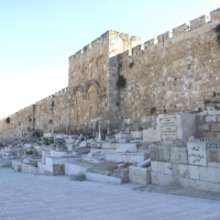 Le cimetière musulman de Bab al-Rahmeh à l'extérieur des murs orientaux de la Vieille Ville de Jérusalem, le 7 juillet 2015 (Crédit : Moataz Egbaria, Wikicommons - utilisé conformément à la clause 27a de la loi sur le droit d'auteur)