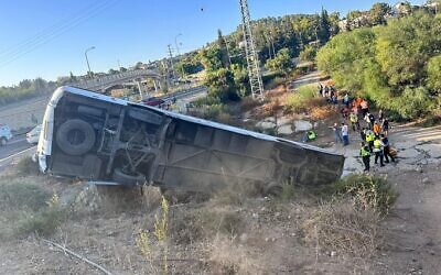 La police sur le site où un bus transportant des écoliers a quitté la route près de Beit Shemesh le 27 septembre 2023. (Crédit : Police israélienne)