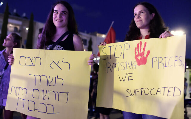 Des Israéliens protestent contre la flambée des prix des logements à Tel Aviv et du coût de la vie, le 2 juillet 2022. (Crédit : Tomer Neuberg/Flash90)