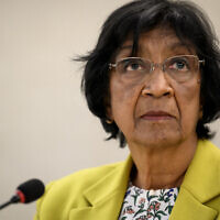 L'ancienne responsable des droits de l'homme des Nations unies, Navi Pillay, présente un rapport le jour de l'ouverture de la 50e session du Conseil des droits de l'homme des Nations unies, à Genève, le 13 juin 2022. (Crédit : Fabrice Coffrini/AFP)