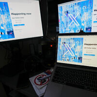 Des écrans d'ordinateur et un portable affichent la page de connexion de X, anciennement connu sous le nom de Twitter, à Belgrade, en Serbie, le 24 juillet 2023. (Crédit : Darko Vojinovic/AP)