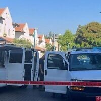La police sur les lieux où une voiture piégée a été trouvée à Lod le 28 septembre 2023 (Crédit : Porte-parole de la police israélienne)