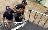 Eddie Manuel Nunez Santos, 33 ans, qui a envoyé une série d'alertes à la bombe à des institutions américaines, y compris des synagogues est escorté par la police péruvienne, à Lima, au Pérou, le 26 septembre 2023. (Crédit : Capture d'écran de la vidéo Twitter : utilisée conformément à la clause 27a de la loi sur les droits d'auteur)
