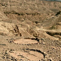 Zone de fouille des bivouacs de l'époque médiévale le long de la route de pèlerinage dans les collines d'Eilat. (Crédit : Itamar Taxel, Autorité Israélienne des Antiquités)