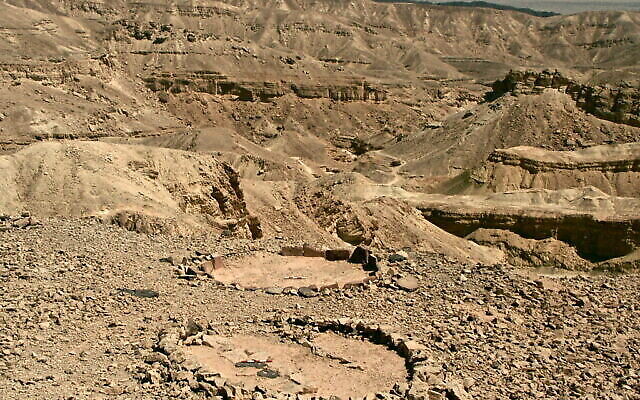 Zone de fouille des bivouacs de l'époque médiévale le long de la route de pèlerinage dans les collines d'Eilat. (Crédit : Itamar Taxel, Autorité Israélienne des Antiquités)
