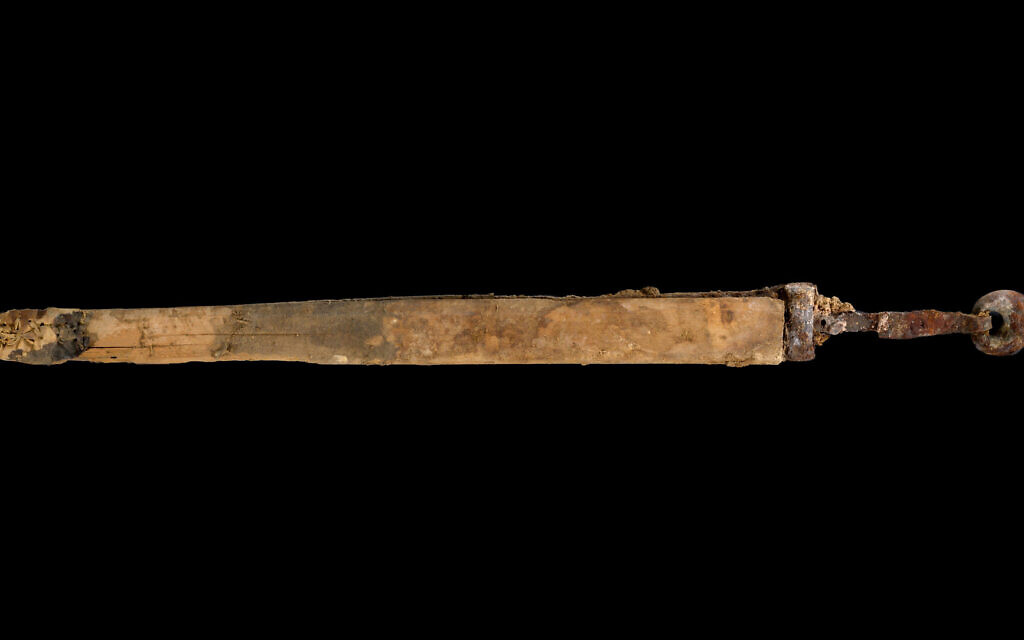 L'une des épées romaines spatha, vieille de 1 900 ans, cachée dans une grotte du désert de Judée, probablement par des rebelles juifs. (Crédit : Dafna Gazit/IAA)